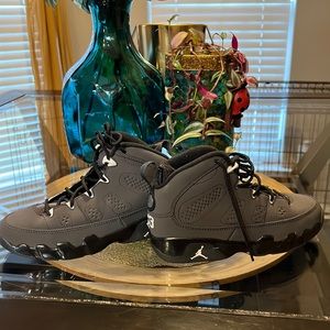 Boys size 1y Gray Jordan’s